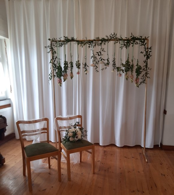 Blumendeko Innenraum - Zwei Stühle, auf einem liegt ein Blumenstrauß