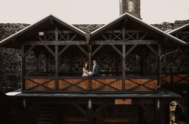 Brautpaar auf dem Balkon