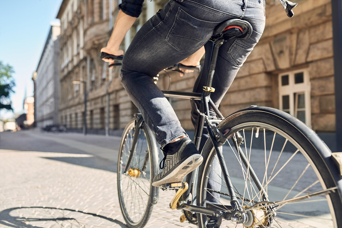 Ein Radfaherer befährt eine Gemeindestraße