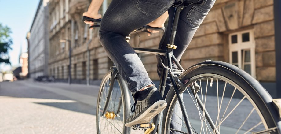 Ein Radfaherer befährt eine Gemeindestraße