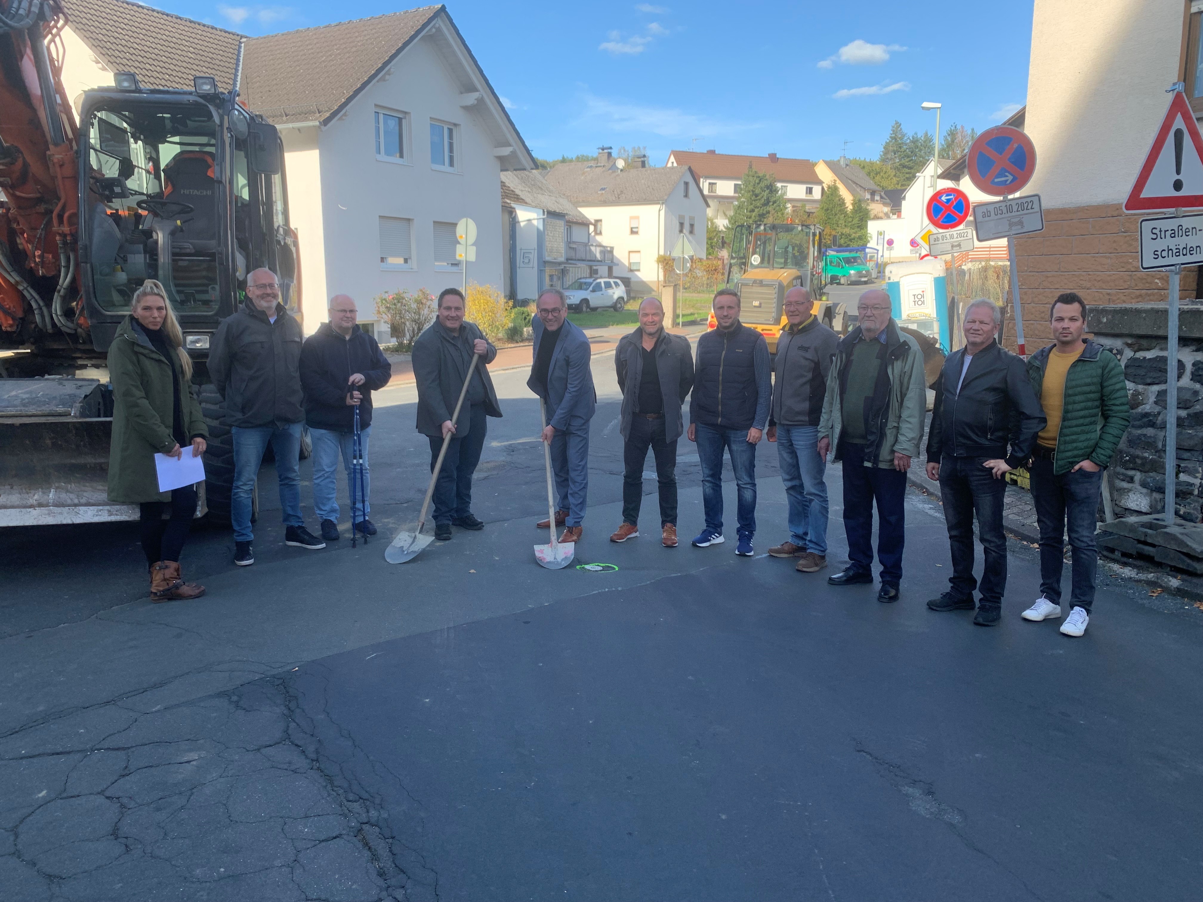 Spatenstich für die neue Ortsdurchfahrt von Lahr (von links): Nicole Dankof (Ingenieur-Büro Dankof), Christoph Simon, Jörg Blum, der Waldbrunner Bürgermeister Peter Blum, Landrat Michael Köberle, Gerhard Form, Marc Eisenkopf, Stefan Bördner (Baufirma Wilhelm Jost), Manfred Lischeck sowie Manfred Jung und Till Schwalbach von der Kreisverwaltung. 