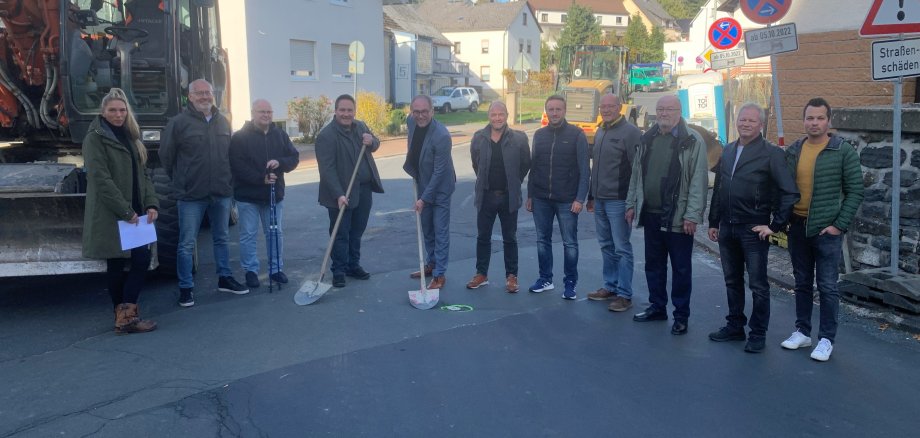 Spatenstich für die neue Ortsdurchfahrt von Lahr (von links): Nicole Dankof (Ingenieur-Büro Dankof), Christoph Simon, Jörg Blum, der Waldbrunner Bürgermeister Peter Blum, Landrat Michael Köberle, Gerhard Form, Marc Eisenkopf, Stefan Bördner (Baufirma Wilhelm Jost), Manfred Lischeck sowie Manfred Jung und Till Schwalbach von der Kreisverwaltung. 