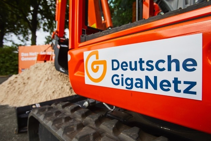 Bagger mit Aufschrift "Deutsche Giganetz"