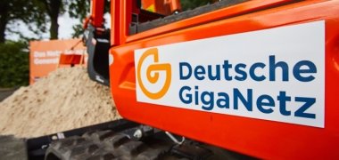 Bagger mit Aufschrift "Deutsche Giganetz"