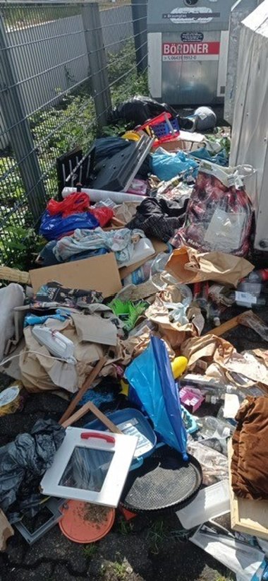 Unrat hinter den Glascontainern