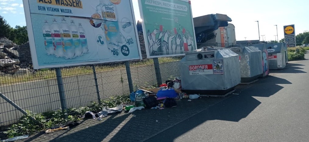 Illegale Müllablagerung an den Glascontainern "In der Struth", Fussingen
