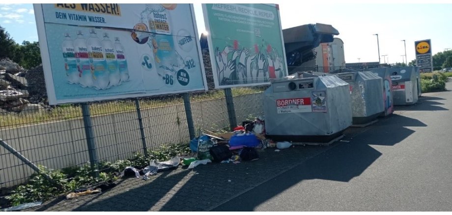 Illegale Müllablagerung an den Glascontainern "In der Struth", Fussingen